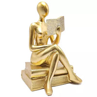 Estátua figura pensador estudando